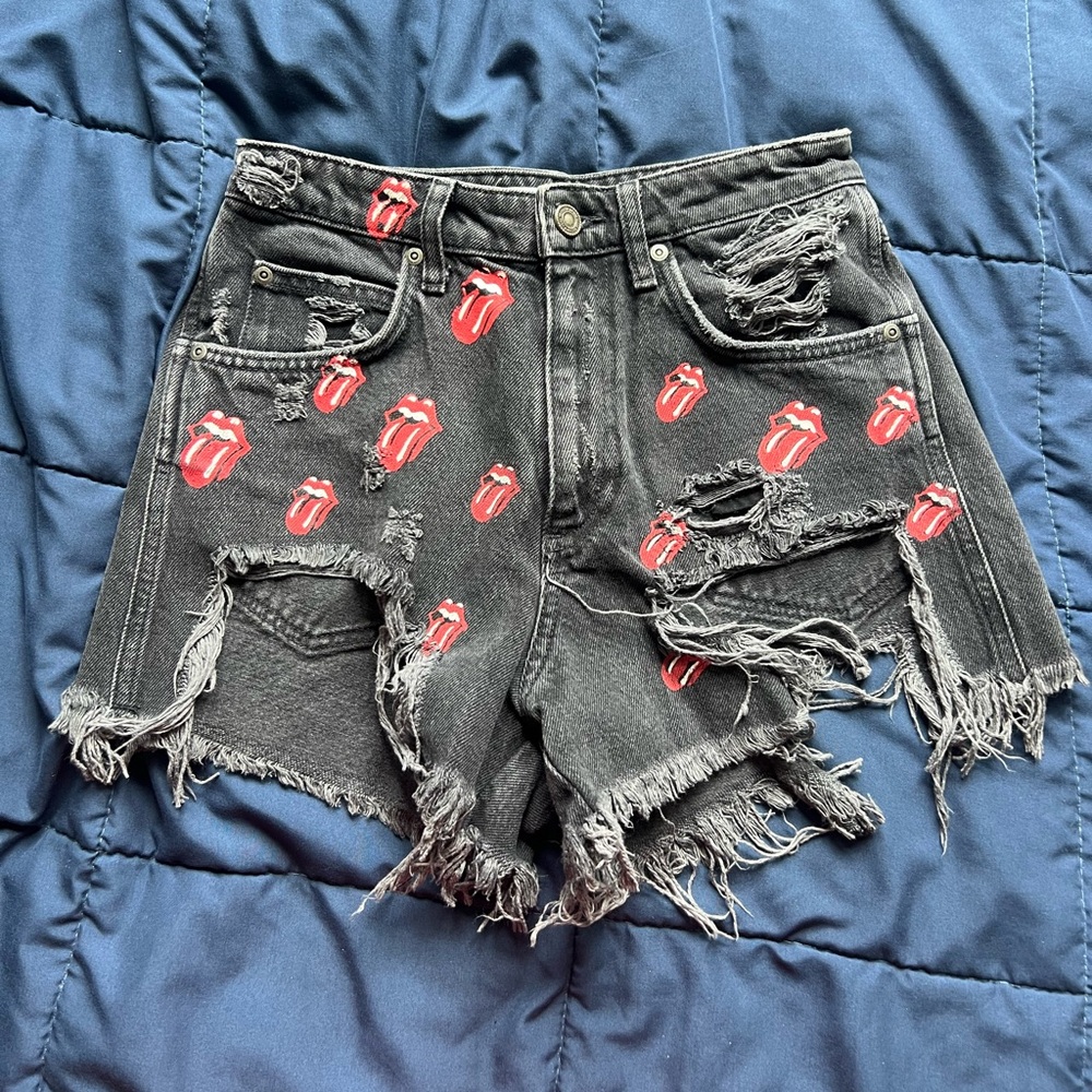 Rolling Stones Limited Edition Zara Distressed
Black Shorts, size 4